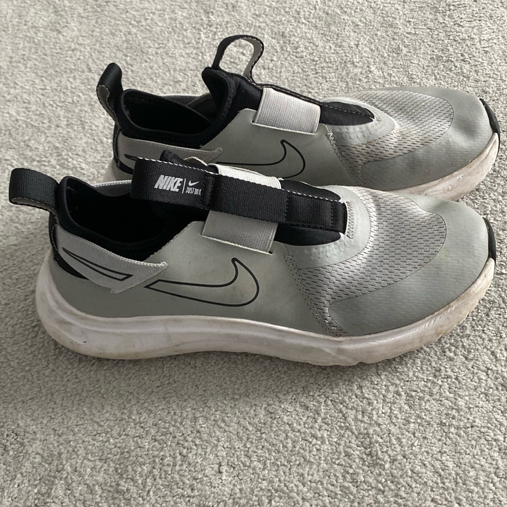 Nike lace free sneakers in gray and black, size 7 big- boys